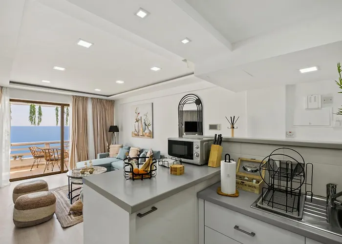 Апартаменти Lazuli Sea View Beachfront Ap 253