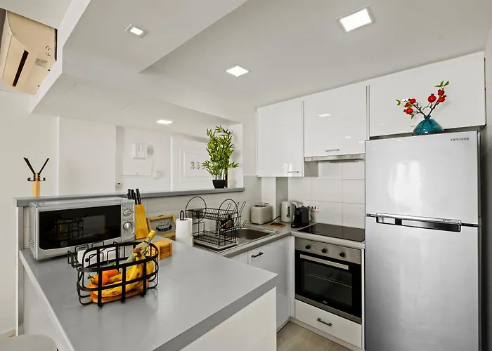 Lazuli Sea View Beachfront Ap 253 * Ларнака